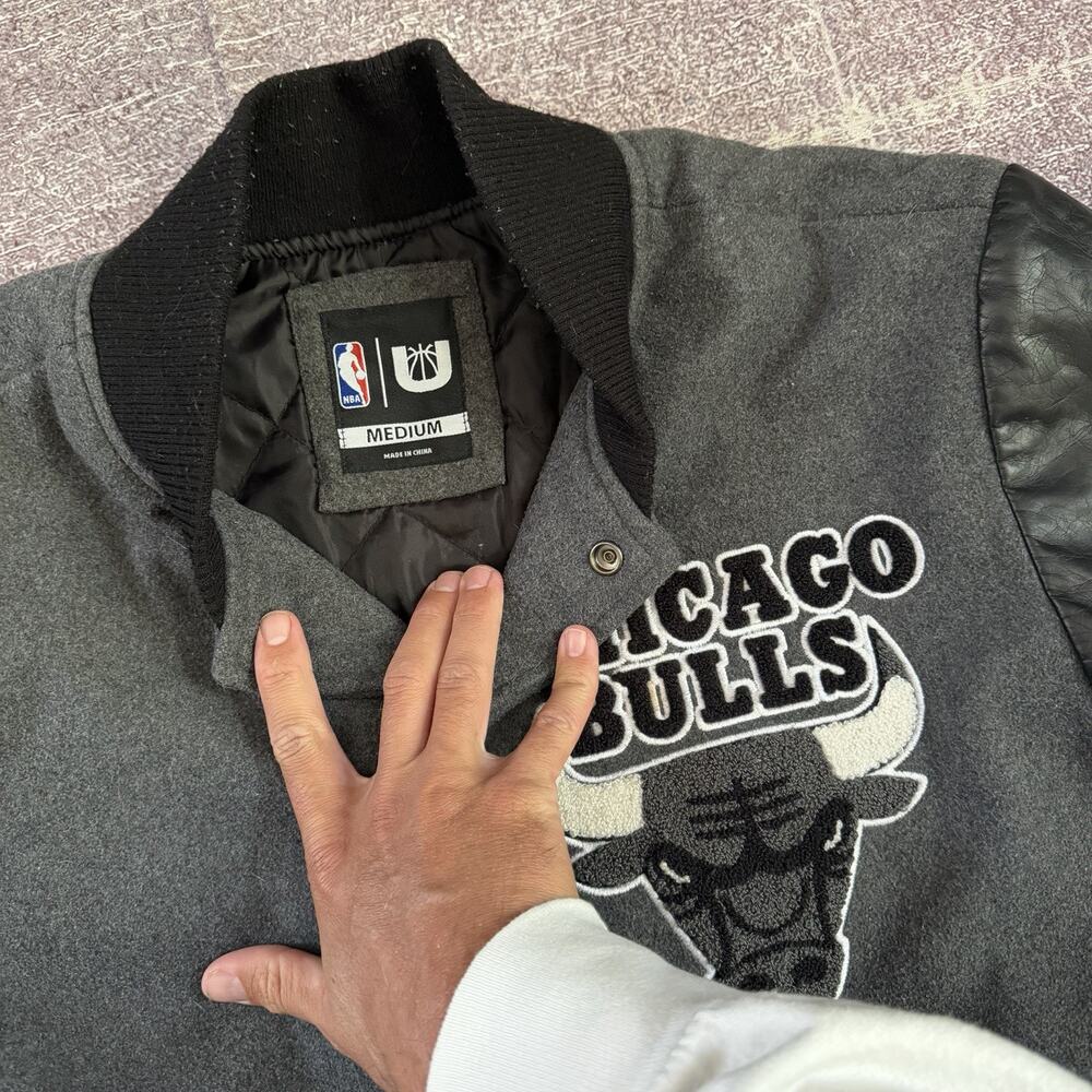Men's Vintage Y2K UNK Chicago Bulls Gray Black Wool Bomber Varsity Jacket Sz M - Picture 2 of 4